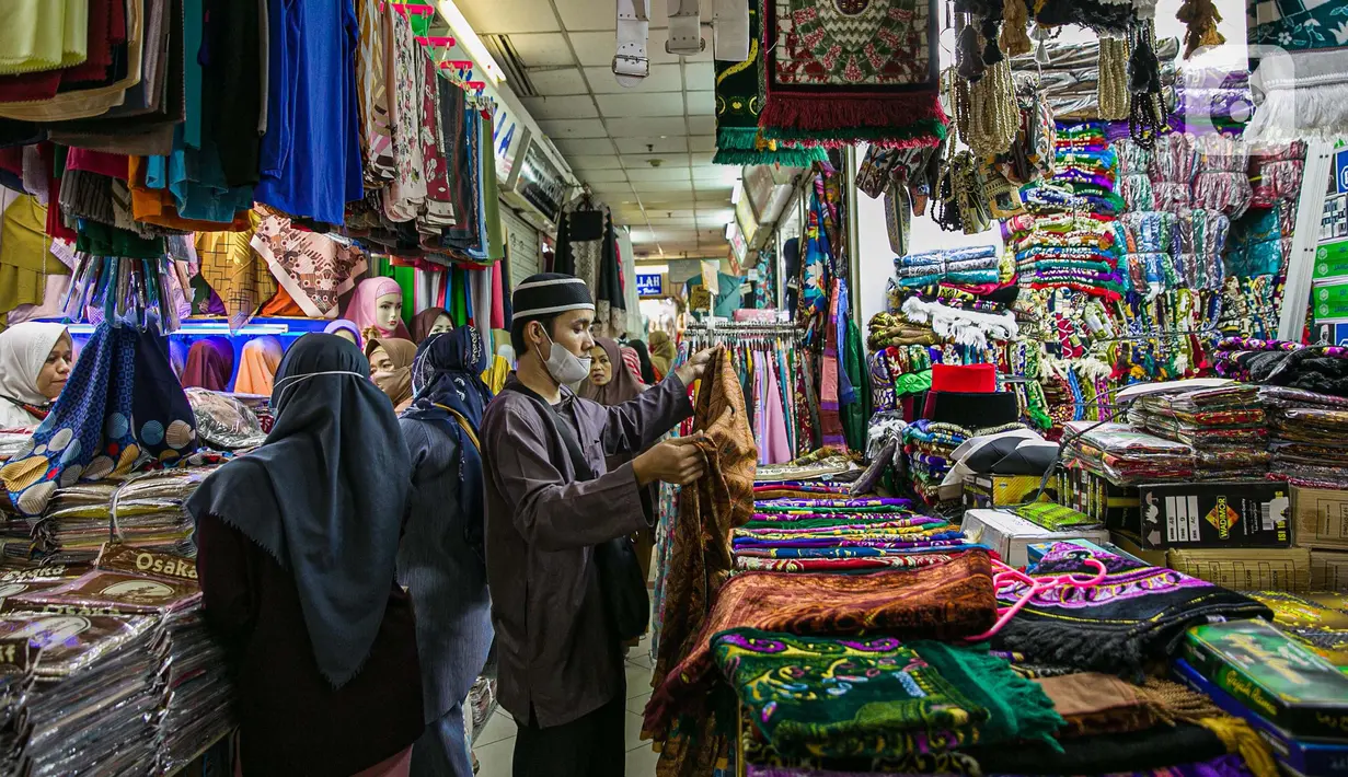 Calon pembeli memilih perlengkapan ibadah di pasar Tanah Abang Jakarta, Sabtu (17/4/2021). Saat bulan Ramadhan, umat muslim ramai berbelanja perlengkapan ibadah seperti, tasbih, sajadah, peci dan baju muslim untuk dipergunakan saat beribadah di bulan suci. (Liputan6.com/Faizal Fanani)