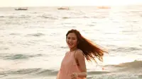 6 Potret Bella Bonita Pakai Dress Pink Bunga Timbul saat Nikmati Senja di Pantai, Memukau