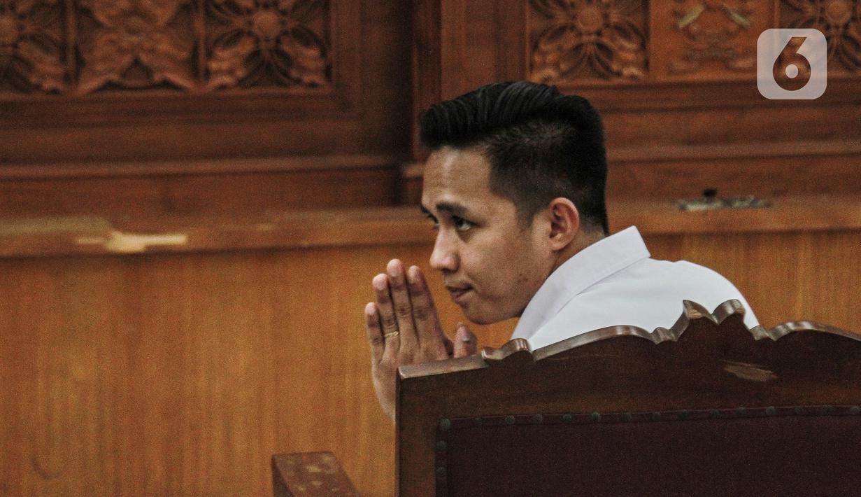 Terdakwa Richard Eliezer menjalani sidang lanjutan pemeriksaan saksi kasus pembunuhan berencana Brigadir Yosua Hutabarat atau Brigadir J di Pengadilan Negeri Jakarta Selatan, Senin (7/11/2022). Tiga terdakwa yaitu, Richard Eliezer Pudihang Lumiu atau Bharada E, Ricky Rizal, dan Kuat Ma'ruf dihadirkan bersama dalam persidangan hari ini. (Liputan6.com/Johan Tallo)