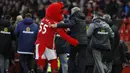 Maskot dari Manchester United memeluk manajer Sunderland, David Moyes. Memang sangat singakt petualangan Moyes bersama MU, namun sejauh ini sepertinya hal itu menjadi salah satu puncak karier dari pria 53 tahun tersebut. (Reuters/Phil Noble)