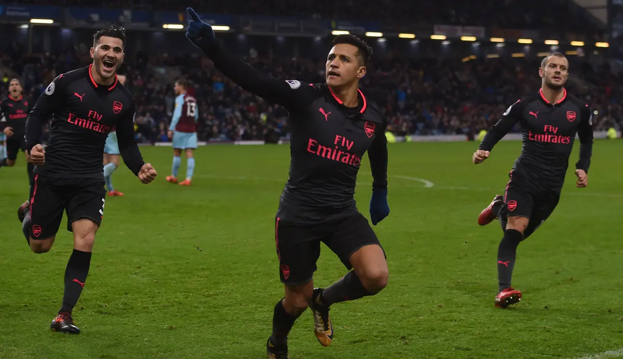 Pemain Arsenal, Alexis Sanchez mencetak satu-satunya gol kemenangan untuk timnya saat melawan Burnley pada laga Premier League pekan ke-13 di Turf Moor, Burnley,(26/11/2017). Arsenal menang 1-0. (AFP/Paul Ellis)