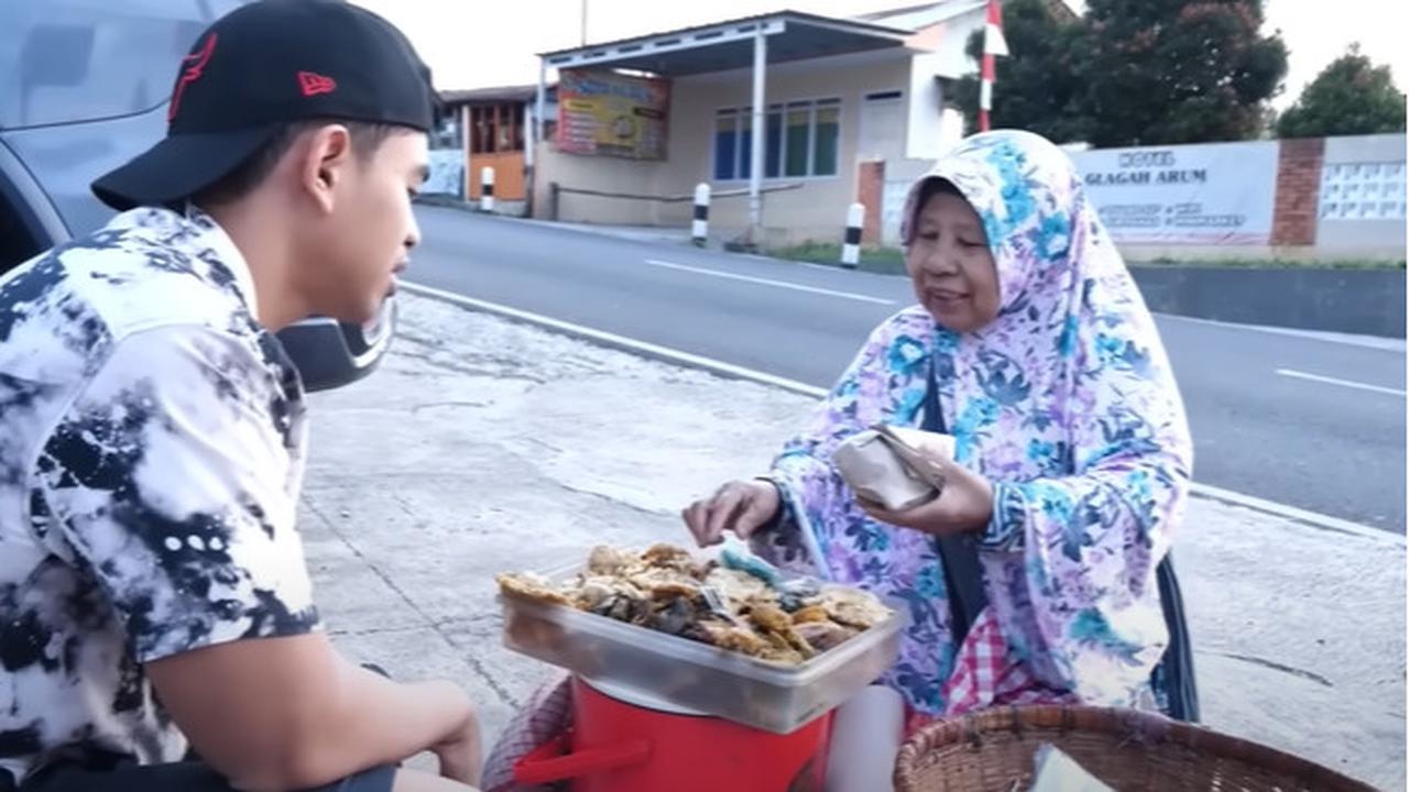 Sosok Wanita Paruh Baya Penjual Nasi Rames Keliling Melongo Melihat Tanboy Kun Makan Nambah Terus