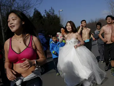 Sejumlah peserta saat mengikuti lomba lari " Half- Naked Marathon" di Olympic Forest, Beijing, Cina, (28/2). Peserta diwajibkan setengah telanjang untuk mengikuti lomba ini. (REUTERS / Kim Kyung - Hoon)