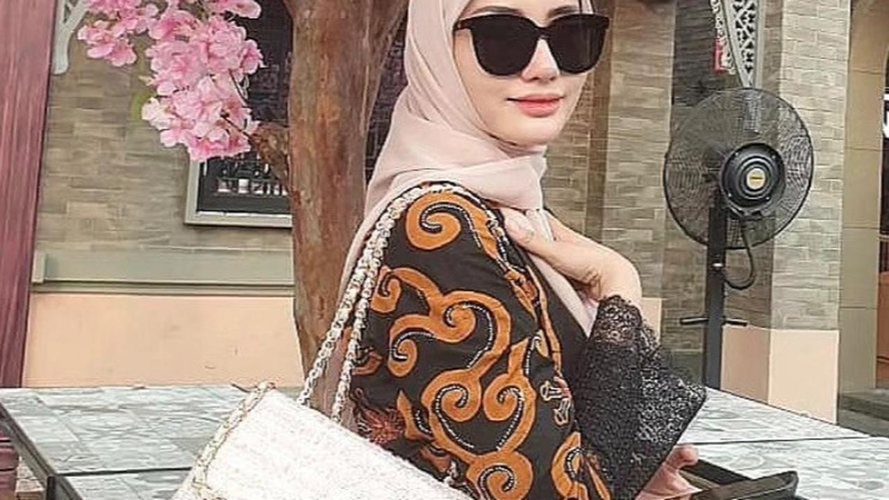Ibu tiga anak ini juga terjun ke dunia peran. Ia pernah bermain film dengan judul Buya Hamka. Ia berperan sebagai Fatimah, kakak Buya Hamka.&nbsp;