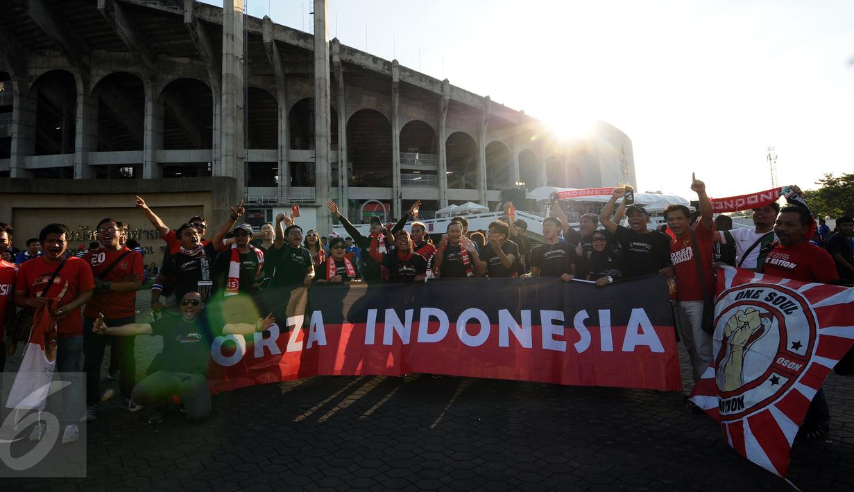Suporter Indonesia membentangkan spanduk jelang menyaksikan laga final kedua Piala AFF 2016 antara Thailand melawan Indonesia di Rajamangala National Stadium, Sabtu (17/12). Laga sebelumnya, Thailand kalah 1-2. (Liputan6.com/Helmi Fithriansyah)