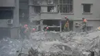 Petugas penyelamat memindahkan puing-puing bangunan yang hancur, saat mereka mencari korban di lokasi serangan udara Israel hari Kamis (10/10), di Beirut, Lebanon, Jumat, 11 Oktober 2024. (AP Photo/Hussein Malla)