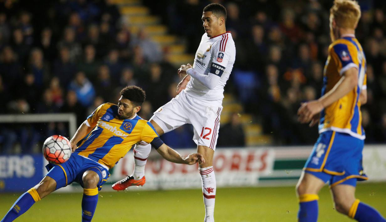 Pemain Manchester United, Chris Smalling saat mencetak gol pertama ke gawang Shrewsbury Town pada putaran kelima Piala FA di Stadion Greenhous Meadow, Shrewsbury, Selasa (23/2/2016) dini hari WIB. (Action Images via Reuters/Lee Smith)