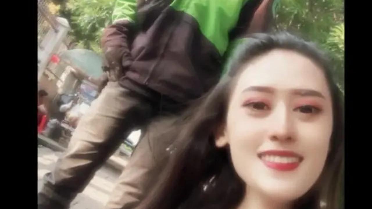 Viral Wanita Pengamen Sambil Gendong Anak Disebut Cantik Bak Model, Sempat Dikira Menyamar