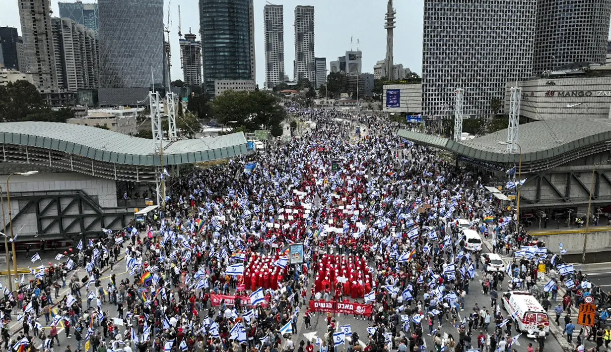 Polisi Israel menggunakan meriam air untuk membubarkan warga Israel yang memblokir jalan raya selama unjuk rasa di Tel Aviv, Israel, Kamis, 23 Maret 2023. (AP Photo/Oded Balilty)