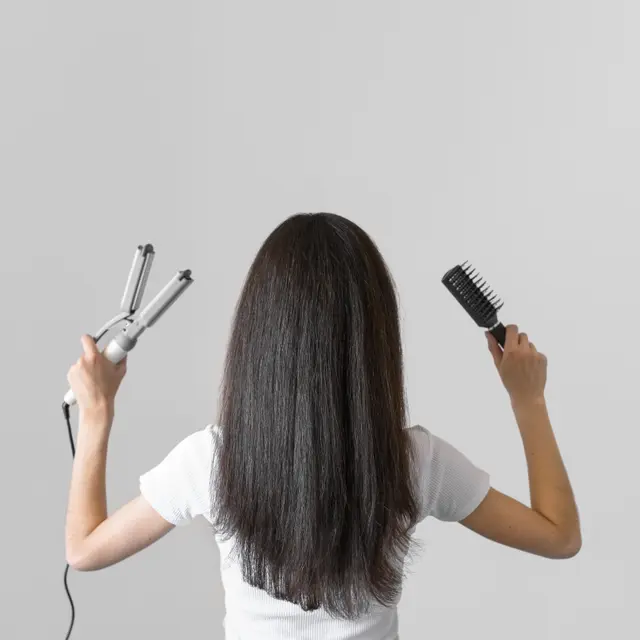 Ilustrasi perempuan dengan alat styling rambut
