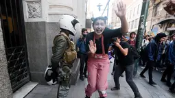 Seorang pelajar mengecat mukanya saat melakukan demonstasi di Santiago , Chile , 21 April 2016. Sejumlah pelajar nekat melempari polisi dengan batu dan bom rakitan. (REUTERS / Clemente Villavicencio)