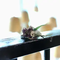 Jangan dibuang, bunga-bunga pasca acara bisa langsung didonasikan ke Komunitas Daur Bunga untuk nantinya dibagikan ke orang-orang yang butuh kebahagiaan. (Fimela.com/Daniel Kampua)