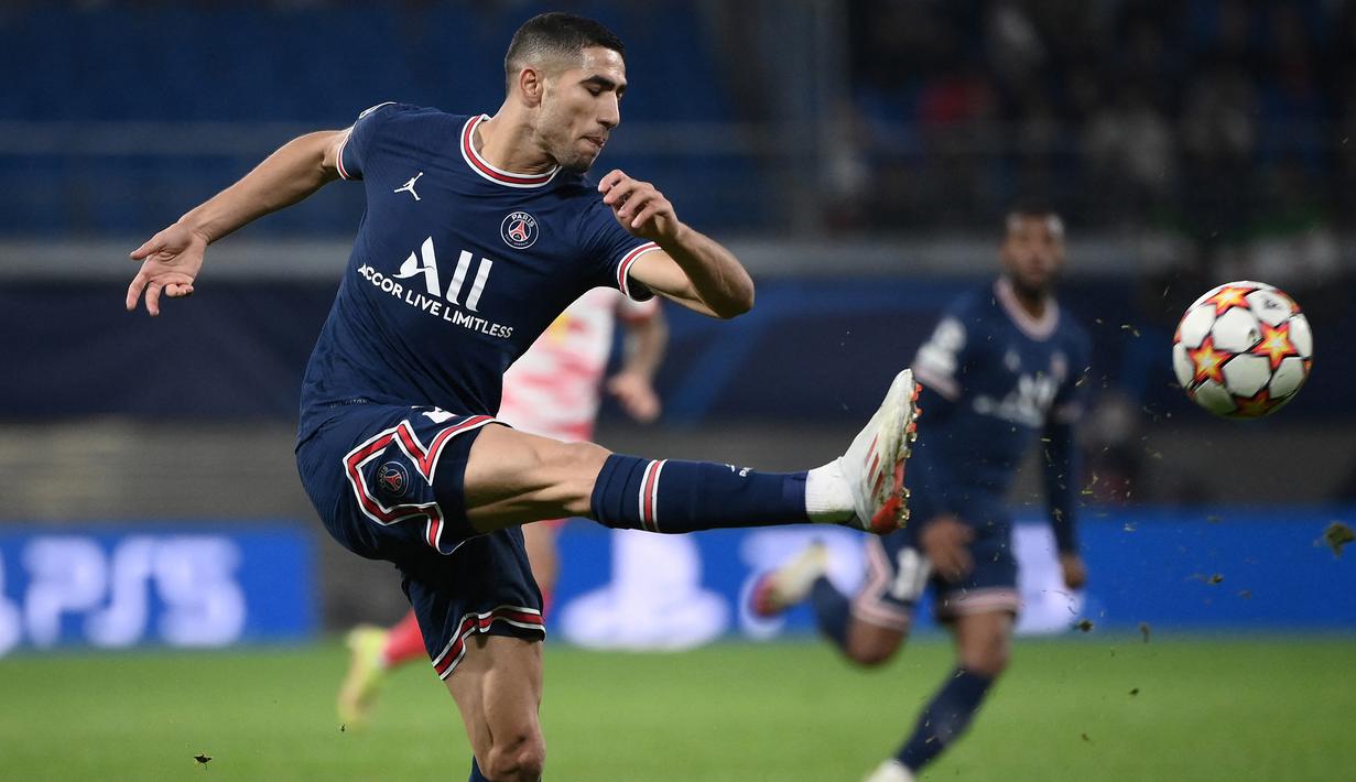 Achraf Hakimi. Hanya semusim memperkuat Real Madrid pada 2017/2018 dan hanya tampil 17 kali di semua ajang, bek kanan berusia 23 tahun yang baru musim ini berseragam PSG akan bernostalgia kembali dengan klub dimana ia menjalani akademi sepak bolanya di level yunior. (AFP/Franck Fife)