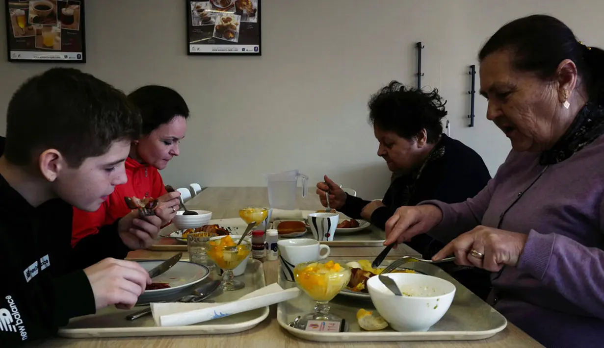 Pengungsi Ukraina yang melarikan diri dari perang beristirahat di Youth Hostel, Calais, Prancis, 8 Maret 2022. PBB mengatakan, serangan gencar Rusia telah memaksa lebih dari 2 juta orang meninggalkan Ukraina. (AP Photo/Michel Spingler)
