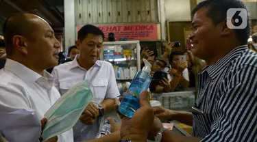 Petugas Polda Metro Jaya menggelar sidak di salah satu toko penjualan masker di Pasar Pramuka, Jakarta Timur, Rabu (4/3/2020). Sidak dilakukan untuk menyikapi lonjakan harga dan kelangkaan masker di pasaran terkait virus corona atau COVID-19. (merdeka.com/Imam Buhori)