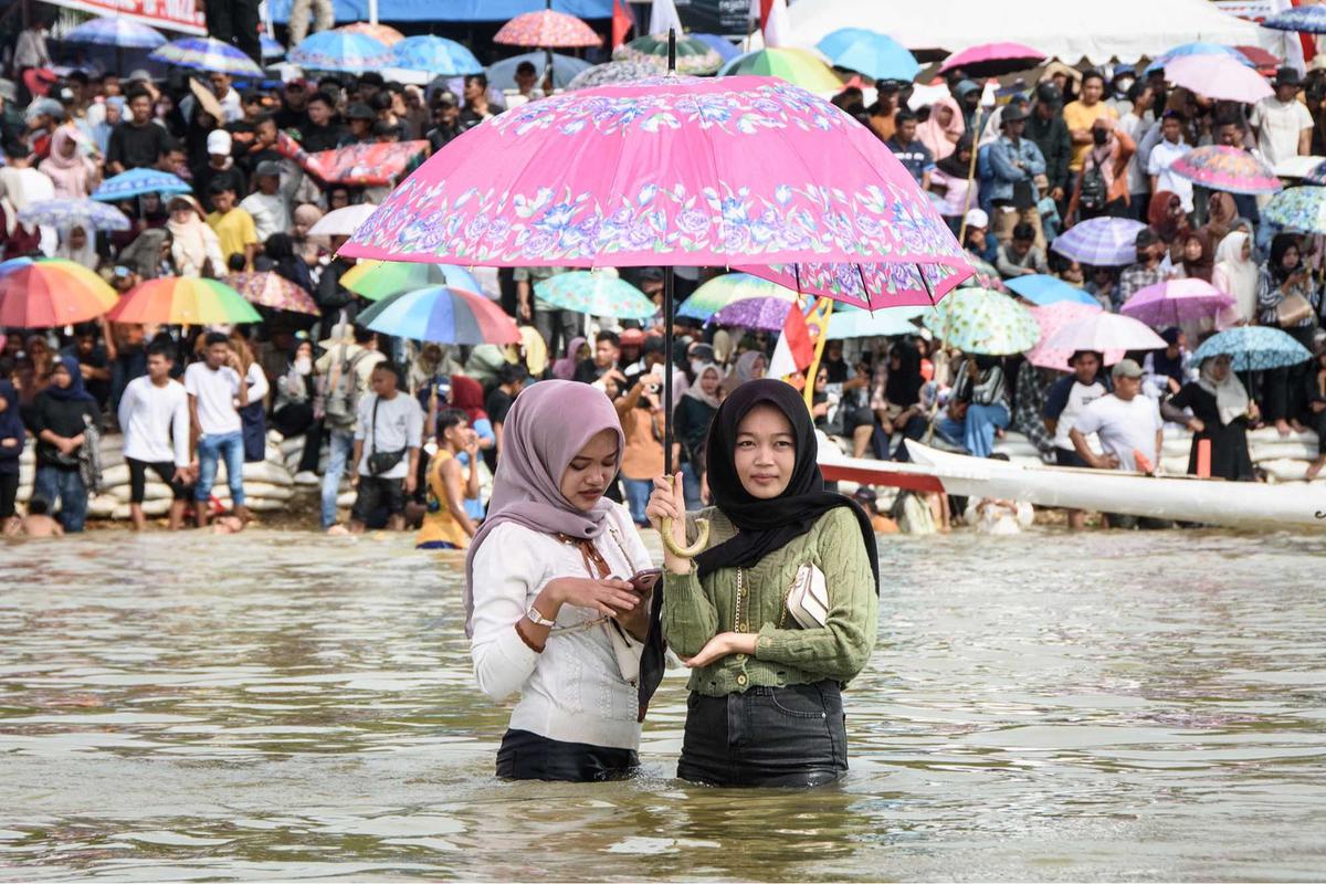 Foto: Aksi Penari Cilik Dika Warnai Semarak Pacu Jalur di Sungai Kuantan