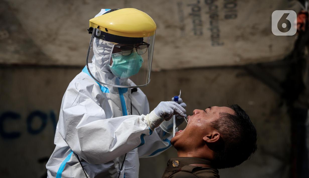 Petugas medis mengambil sampel saat menggelar swab test COVID-19 di Pasar Tasik, Jakarta, Kamis (2/7/2020). Tes yang dilakukan secara acak bagi pedagang itu bertujuan untuk mendeteksi serta mencegah penyebaran COVID-19 di kawasan Pasar Tasik. (Liputan6.com/Faizal Fanani)