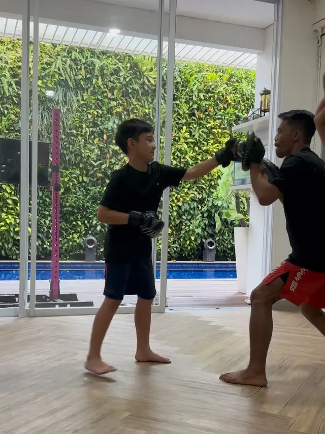 Ditonjok Teman Sekolah, Ini 7 Momen Rafathar Latihan Bela Diri Bersama Juara MMA