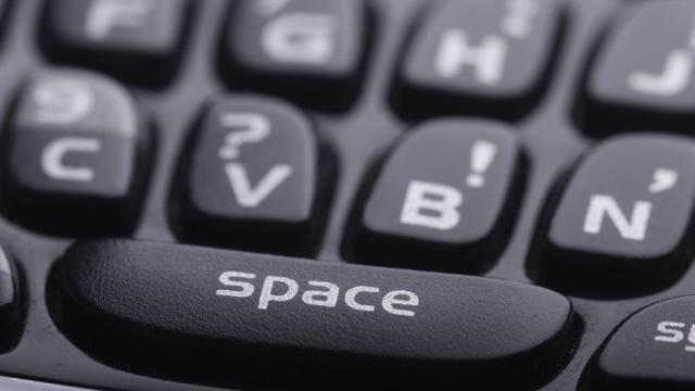 3 Penulis Ini Ketik Novel Pakai Keyboard QWERTY BlackBerry