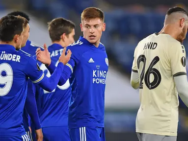 Gelandang Leicester City, Harvey Barnes (tengah), melakukan selebrasi bersama rekan-rekannya usai mencetak gol kedua timnya ke gawang AEK Athens dalam laga lanjutan Liga Europa 2020/21 Grup G di King Power Stadium, Kamis (10/12/2020). Leicester City menang 2-0 atas AEK Athens. (AFP/Ben Stansall)