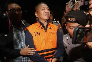 Bupati Tulungagung, Gatut Sunu Wibowo, dibawa petugas menuju mobil tahahan usai menjalani pemeriksaan intensif di Gedung Merah Putih Komisi Pemberantasan Korupsi (KPK), Jakarta, Minggu (12/4/2026) dini hari WIB. (Liputan6.com/Helmi Fitrhiansyah)