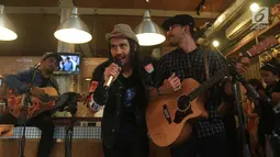 Ekspresi Aktor Rio Dewanto, Chico Jerikho dan Penyanyi Glenn Fredly saat membawakan soundtrack film filosofi kopi 2 di kawasan Melawai, Jakarta, Selasa (23/05). Lagu tersebut merupakan lagu daur ulang milik band Sheila on 7. (Liputan6.com/Herman Zakharia)