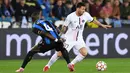 Pemain Paris Saint-Germain Lionel Messi berebut bola dengan pemain Club Brugge Stanley Nsoki pada pertandingan Grup A Liga Champions di Stadion Jan Breydel, Bruges, Belgia, Rabu (15/9/2021). Pertandingan berakhir imbang 1-1. (JOHN THYS/AFP)