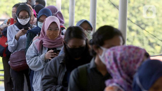 FOTO: New Normal, Calon Penumpang KRL Mengular di JPO Lenteng Agung