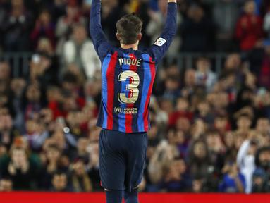 Bek Barcelona, Gerard Pique melambaikan tangan kepada fans di akhir pertandingan melawan Almeria di stadion Camp Nou di Barcelona, Spanyol, Minggu (6/11/2022). Di pertandingan terakhirnya ini, Gerard Pique membawa Barcelona menang atas Almeria 2-0. (AP Photo/Joan Monfort)