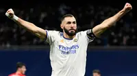 Karim Benzema menjadi pemain pertama yang mampu mencetak hattrick di Liga Spanyol musim ini. Ia melakukan hal tersebut saat Real Madrid mengalahkan Celta Vigo 5-2 pada laga pekan keempat. Selain itu, Benzema juga tercatat sebagai top skor sementara dengan torehan 15 gol. (AFP/Pierre-Philippe Marcou)