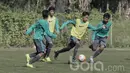 Pemain seleksi Timnas Indonesia U-16, Ikhsanul Zikra, berusaha melewati para pemain peserta seleksi lainnya. latihan kali ini lebih menekankan ke pemahaman taktik bertahan, menyerang dengan transisi. (Bola.com/M Iqbal Ichsan)