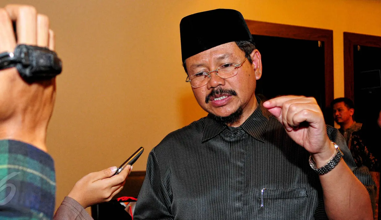 Muhammad Ismail Yusanto menjawab pertanyaan wartawan usai konferensi pers di Jakarta, Kamis (28/5/2015). 150 ribu anggota HTI akan melakukan rapat besar dan pawai di SGBK pada Sabtu 30 Mei 2015 mendatang. (Liputan6.com/Yoppy Renato)