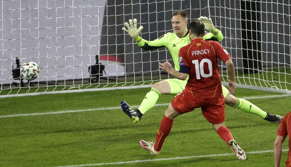 Striker Makedonia Utara, Goran Pandev mencetak gol pertama Makedonia Utara ke gawang Jerman dalam laga lanjutan Kualifikasi Piala Dunia 2022 Zona Eropa Grup J di Duisburg, Jerman, Rabu (31/3/2021). Makedonia Utara mengalahkan Jerman 2-1. (AP/Thilo Schmuelgen/Pool)