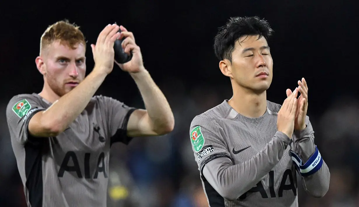 Pemain Tottenham Hotspur Dejan Kulusevski (kiri) dan Son Heung-Min bertepuk tangan pada akhir pertandingan sepak bola Piala Liga Inggris antara Fulham dan Tottenham Hotspur di Stadion Craven Cottage, London, Inggris, 29 Agustus 2023. Fulham menang melawan Tottenham Hotspur melalui adu penalti. (Glyn KIRK/AFP)