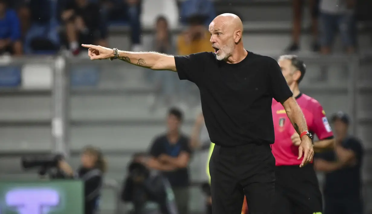Pelatih Milan Stefano Pioli meneriakkan instruksi kepada para pemainnya saat bertanding melawan Sassuolo pada pertandingan lanjutan Liga Serie A Italia di stadion Mapei - Citta del Tricolore di Reggio Emilia (30/8/2022). AC Milan bermain imbang atas Sassuolo dengan skor 0-0. (Massimo Paolone / LaPresse via AP)