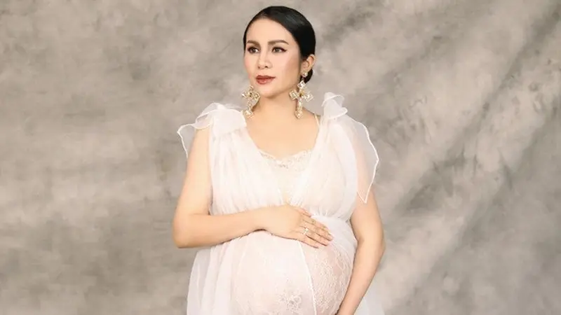 7 Gaya Momo Geisha saat Lakukan Maternity Shoot, Tampil Menawan