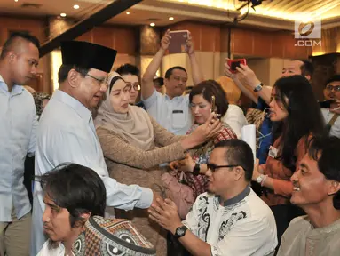 Calon presiden nomor urut 02 Prabowo Subianto menyalami penyandang disabilitas saat menghadiri peringatan Hari Disabilitas Internasional ke-26 di Jakarta, Rabu (5/12). Acara ini dihadiri Komunitas Disabilitas Indonesia. (Merdeka.com/Iqbal Nugroho)
