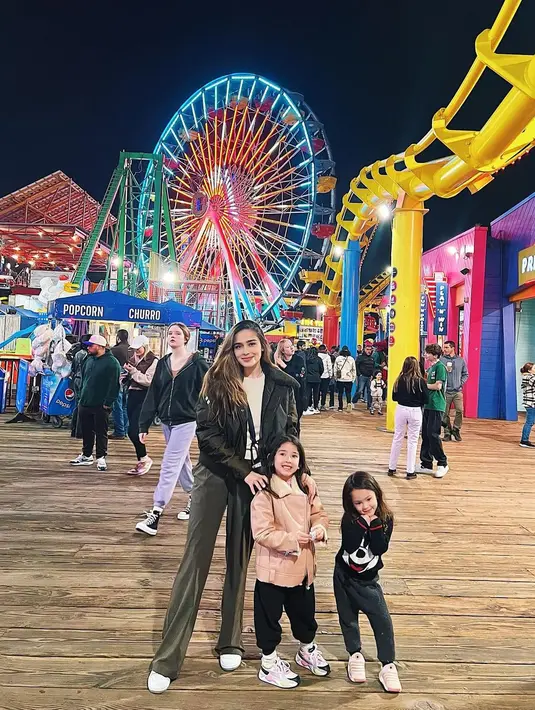 Bergaya kasual chic dengan puffer jacket + sweat pants saat main di amusement park [@yaswildblood]