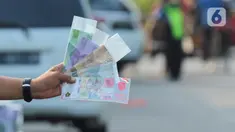 Penjual jasa penukaran uang pecahan menunggu konsumen di Jalan Otista Raya di Karawaci, Kota Tangerang, Senin (10/5/2021). Penjual jasa penukaran uang baru musiman tersebut mulai bermunculan menjelang lebaran yang dikenakan tarif jasa sebesar 10 persen. (Liputan6.com/Angga Yuniar)