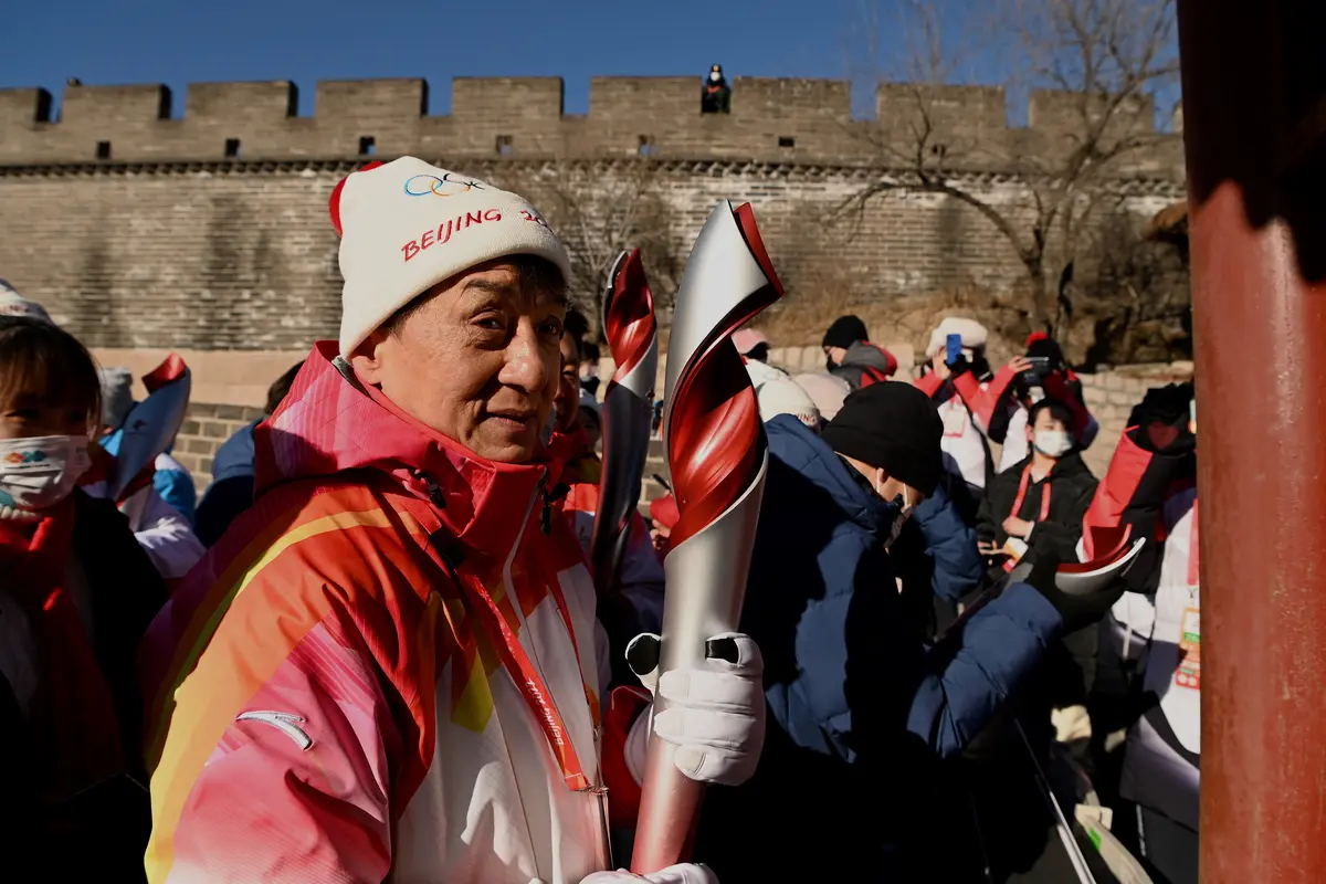 Jackie Chan Tetap Antusias Bawa Obor Olimpiade Musim Dingin Beijing