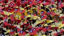 Sejumlah peserta melambaikan bendera saat perayaan Hari Nasional Taiwan di depan Kantor Kepresidenan di Taipei, (10/10/2014). (REUTERS/Pichi Chuang)