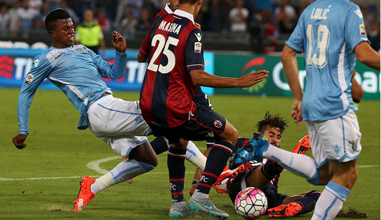 Pemain Lazio, Balde Keita berebut bola dengan pemain Bologna, Adam Masina pada laga Serie A di Stadion Olimpico, Italia, Minggu (23/8/2015). Lazio berhasil taklukan Bologna 2-1. (Reuters/Alessandro Bianchi)