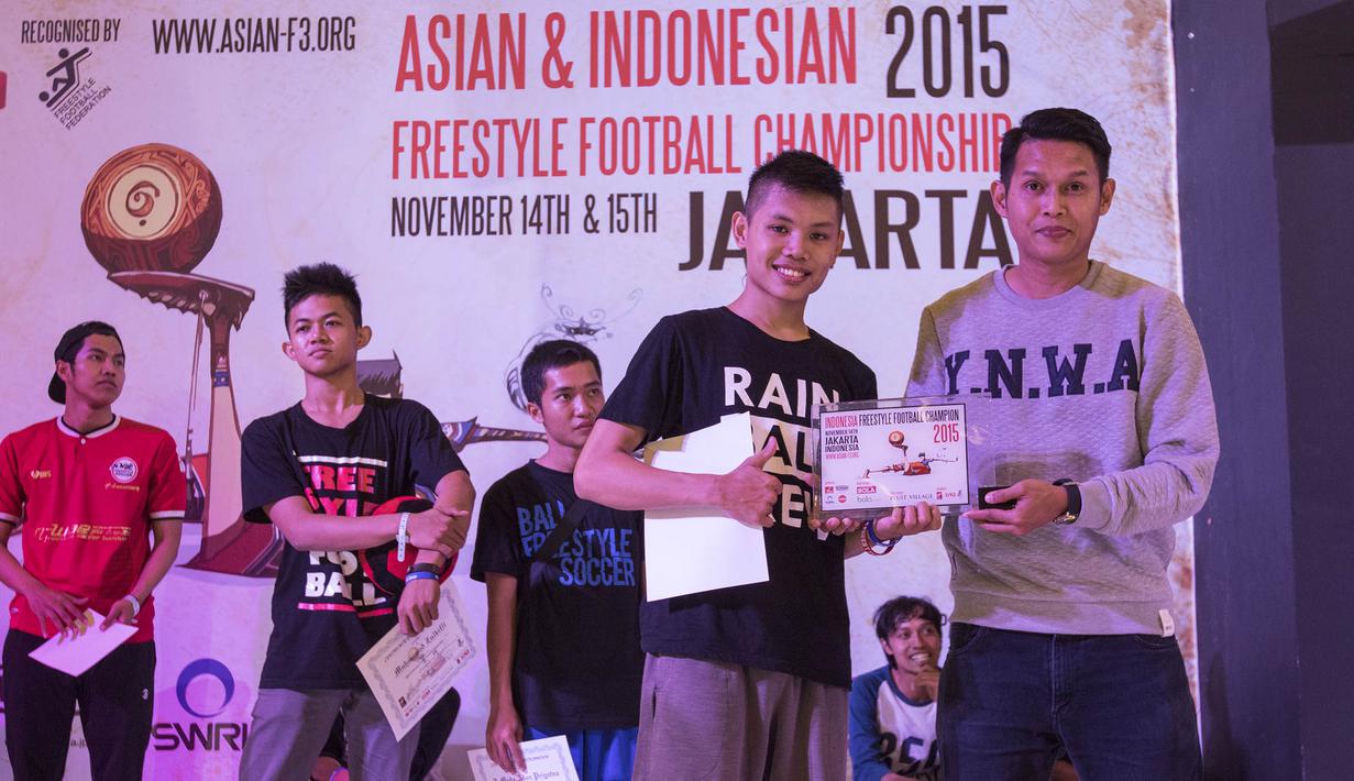 Freestyler, Mathias Andriyadi menerima piagam dari Presiden Freestyle Indonesia Bayu Aditya usai menang pada Indonesia Freestyle Football Championship 2015 di Mall Pluit Village, Jakarta, Sabtu (14/11/2015). (Bola.com/Vitalis Yogi Trisna)
