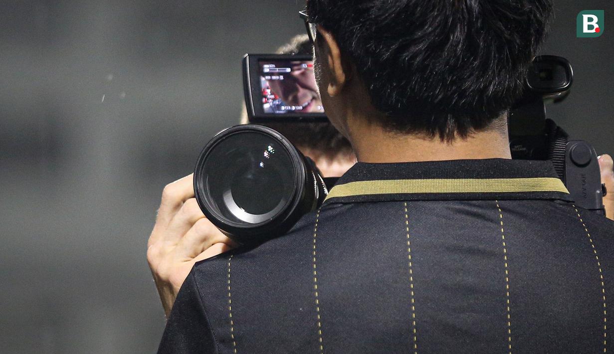 Pemain Persija Jakarta, Ondrej Kudela memotret awak media saat sesi latihan menjelang laga terakhir BRI Liga 1 2022/2023 di lapangan latih Jakarta International Stadium (JIS), Kamis (13/04/2023). Macan Kemayoran akan menjamu PSS Sleman di Stadion Utama Gelora Bung Karno (SUGBK) pada Sabtu (15/04/2023). (Bola.com/Bagaskara Lazuardi)