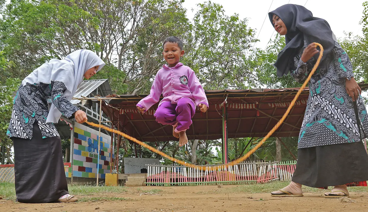 Murid TK sedang bermain karet  di sekolah alam Sukawangi, Kabuapaten Bekasi, Jawa Barat, Senin (30/11/2020). Kegiatan bermain di alam terbuka menjadi solusi bagi para murid untuk menghilangkan rasa jenuh usai belajar dimasa pandemi COVID-19. (Liputan6.com/Herman Zakharia)