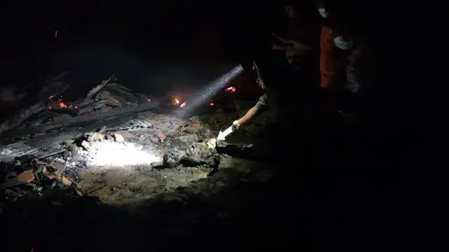 Olah TKP peristiwa kebakaran yang menewaskan penghuni rumah di Kebumen, Jawa Tengah. (Foto: Liputan6.com/Polres Kebumen/Muhamad Ridlo)
