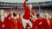 Kapten Inggris Bobby Moore mengangkat trofi usai memenangkan Piala Dunia 1966. (AP Photo/File)