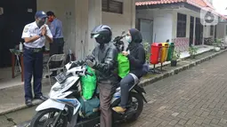 Pasien yang telah dinyatakan sembuh dari COVID-19 dijemput keluarganya usai meninggalkan ruangan isolasi Graha Wisata Ragunan di Jakarta, Jumat (29/1/2021). Sebanyak 68 pasien covid-19 dari total 81 pasien yang melakukan isolasi di tempat itu telah dinyatakan sembuh. (Liputan6.com/Herman Zakharia)