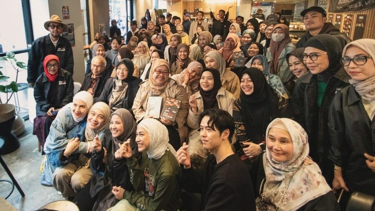 10 Potret Membanggakan Natasha Rizky Luncurkan Buku di Jepang, Dikelilingi Para Sahabat dan Keluarga