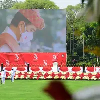 Presiden Joko Widodo (terlihat dilayar) saat menjadi inspektur upacara peringatan HUT ke-76 RI di Istana Merdeka, Selasa (17/8/2021). Sama dengan tahun lalu, upacara pada tahun ini dilakukan secara terbatas dan dengan protokol kesehatan yang ketat. (Foto:Muchlis Jr-Biro Pres Sekretariat Presiden)